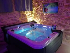 Φωτογραφία από το άλμπουμ του Gîte Love Dreams Jacuzzi privatif σε Campagnan +18 φωτογραφίες