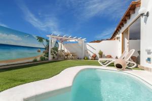 Cette villa dispose d'une piscine et offre une vue sur l'océan. dans l'établissement Villa Bali, à Playa Blanca