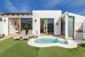 une villa avec piscine dans une cour dans l'établissement Villa Bali, à Playa Blanca