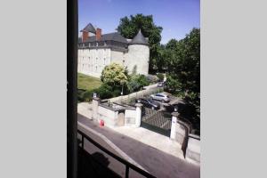 Blick auf eine Burg aus dem Fenster in der Unterkunft Appartement deux pièces - coeur de ville quartier cathédrale in Tours