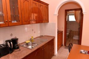 A kitchen or kitchenette at Paradise Apartments