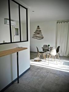 een eetkamer met een tafel en stoelen bij Lodging Gîte Au Milieu des Vignes & des Étoiles in Saint-Jean-de-Fos