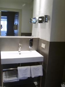海德堡的住宿－施努克羅什酒店，浴室配有盥洗盆、镜子和毛巾