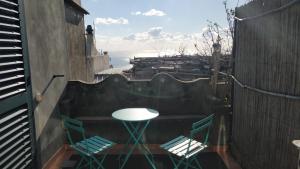 d'une table et de deux chaises sur un balcon. dans l'établissement Appartamenti Magnolia, à Positano