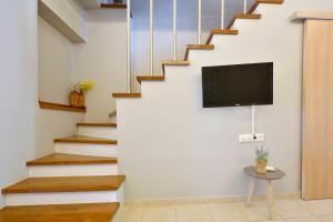Televízia a/alebo spoločenská miestnosť v ubytovaní Anemomilos Casa ideale 1st floor