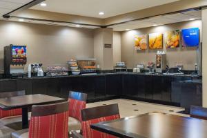 ein Fast-Food-Restaurant mit Tischen und Stühlen in der Unterkunft Comfort Inn Opelika - Auburn in Opelika