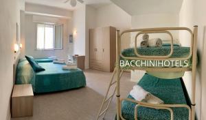 een hotelkamer met 2 stapelbedden en een slaapkamer bij Hotel Ritter in Cattolica
