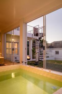 uma casa com piscina em frente a uma janela em Villa Royale em St Helena Bay