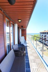 balkon z 2 wiklinowymi krzesłami w budynku w obiekcie Apartamenty Świnoujście - Baltic Park w Świnoujściu