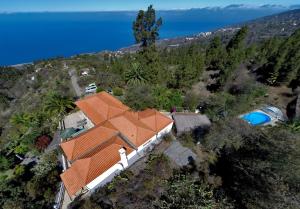 una vista aérea de una casa con techo naranja en Ferienvilla Finca Tijarafe mit beheiztem Pool en Tijarafe