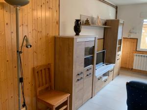 Habitación con escritorio, TV y silla. en Casa Madrileños, en Outes