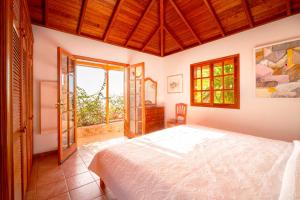 Кровать или кровати в номере Villa Finca Tijarafe mit beheiztem, abdeckbarem Pool +49 фотографий