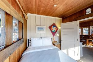 Katil atau katil-katil dalam bilik di Cottage by the Sea (MCA #1213)