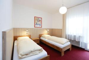 um quarto com 2 camas e uma janela em Backerwirt - Wohnen und Schlafen em Welden