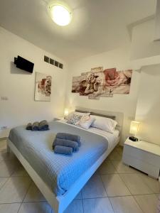a bedroom with a large bed with blue pillows at Perla d'aMare Rubino - Appartamento sul mare in San Benedetto del Tronto