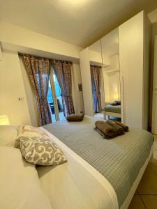 a bedroom with a large bed and a mirror at Perla d'aMare Rubino - Appartamento sul mare in San Benedetto del Tronto