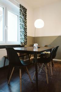 uma sala de jantar com uma mesa de madeira e cadeiras em soulfactory budget em Neu-Ulm