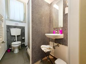 A bathroom at Terrazze Villanova Még 37 kép
