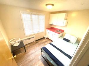A bed or beds in a room at 1950s Charm In The Heart Of Waterbury