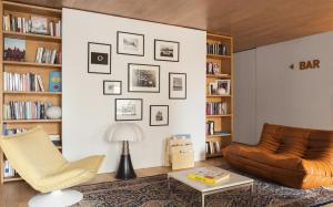 uma sala de estar com um sofá e uma mesa em Hôtel Cabane - Orso Hotels em Paris