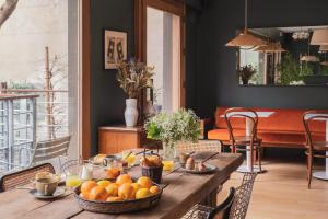 a dining room table with oranges on top of it at Hôtel Cabane - Orso Hotels in Paris