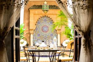 拉巴特Riad Al mazhar的壁画前的桌椅