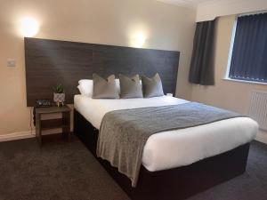 Postel nebo postele na pokoji v ubytování Fairways Lodge & Leisure Club