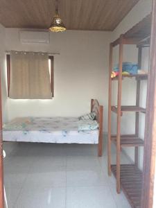 um pequeno quarto com um beliche e uma escada em Casa do Francês Temporada em Maceió