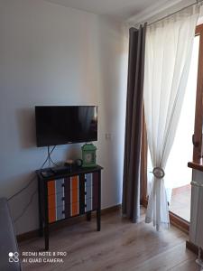 un soggiorno con TV a schermo piatto su un tavolo di Vlašićka idila apartman Eko Fis 507 a Vlasic
