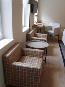 - un salon avec deux canapés et une table dans l'établissement Hotel Schnookeloch, à Heidelberg