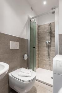 y baño con ducha, aseo y lavamanos. en Flats4Rent Lucia, en Verona