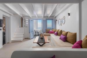伊亞的住宿－Sole d'oro Luxury Suites，客厅配有沙发和桌子