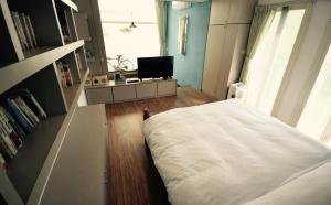 Tempat tidur dalam kamar di 藍屋頂民宿-少人包棟民宿Blue Dome