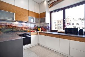 Kuchyňa alebo kuchynka v ubytovaní Jana Kazimierza 57 Serviced Apartments