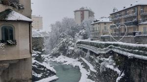 un fiume in una città ricoperta di neve di Chiavenna Suite a Chiavenna