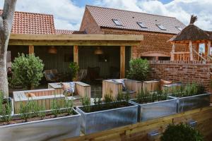 a garden in the backyard of a house at The Gin Trap Inn in Ringstead