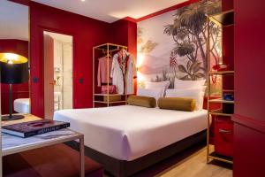 Una cama o camas en una habitación de Les Jardins Du Luxembourg