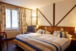 Uma cama ou camas num quarto em Hotel Adler Zürich