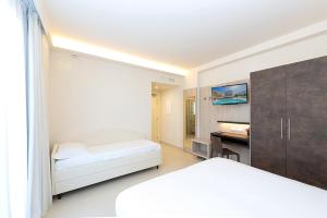 A bed or beds in a room at Hotel Carducci Még 37 kép