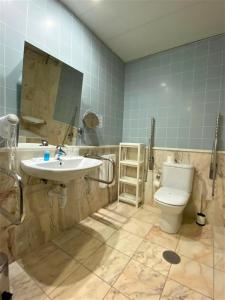 
A bathroom at Apulia Praia Hotel
