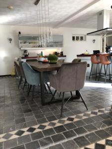 a kitchen and dining room with a table and chairs at B&B Het Zonnehuis Boxtel in Boxtel