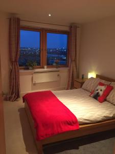 Un pat sau paturi într-o cameră la Leeds Dock Apartment