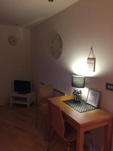 a room with a table with a lamp on it at Leeds Dock Apartment in Leeds