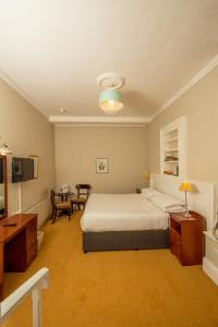 TV i/ili multimedijalni sistem u objektu Foyles Hotel