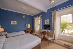 TV i/ili multimedijalni sistem u objektu Foyles Hotel