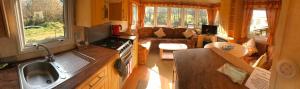 Gallery image of Shepherds Huts Ham Hill, 2 double beds, Bathroom, Lounge, Diner, Kitchen, LOVE dogs & Cats Looking out to lake and by Ham Hill Country Park plus parking for large vehicles available also great deals on workers long term This is the place to relax and BBQ in Yeovil