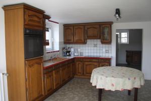 Kuchyň nebo kuchyňský kout v ubytování Gîte du courtil aux fées