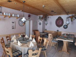 Reštaurácia alebo iné gastronomické zariadenie v ubytovaní Pension zur Schmied'n