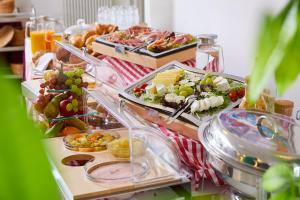 un buffet con muchos platos de comida en una mesa en Hotel Haus vom Guten Hirten, en Münster