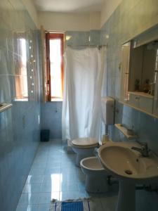 een badkamer met 2 toiletten en een wastafel bij Sunset Cottage in Cinisi